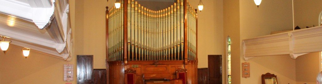 Pipe organ at South Baptist Church, where covenant theology is taught